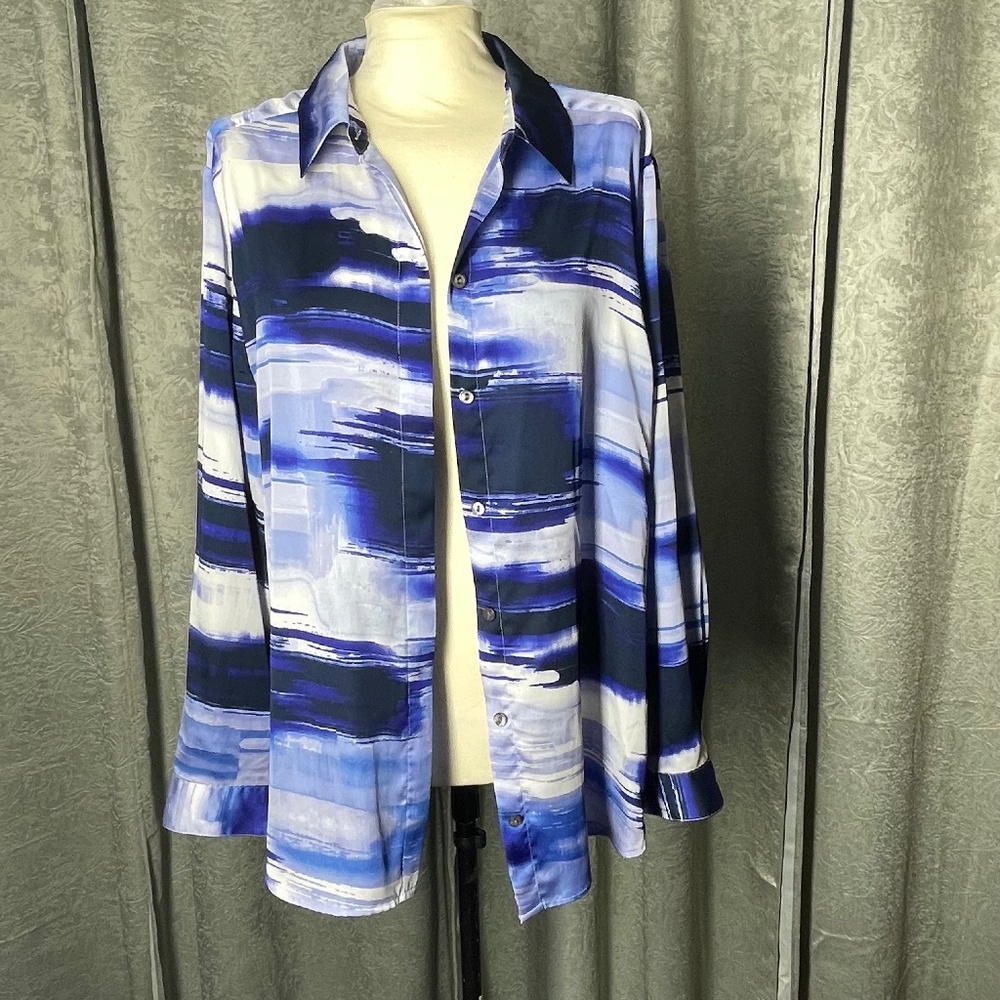 Women’s Size 3 Chico’s Blue/White Button Collar Shirt